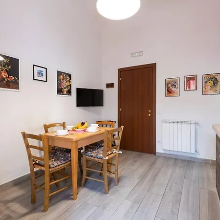 Live Like A Florentine Next To Santa Croce Square Apartment